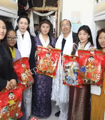 西藏大学大一新生宿舍唱歌